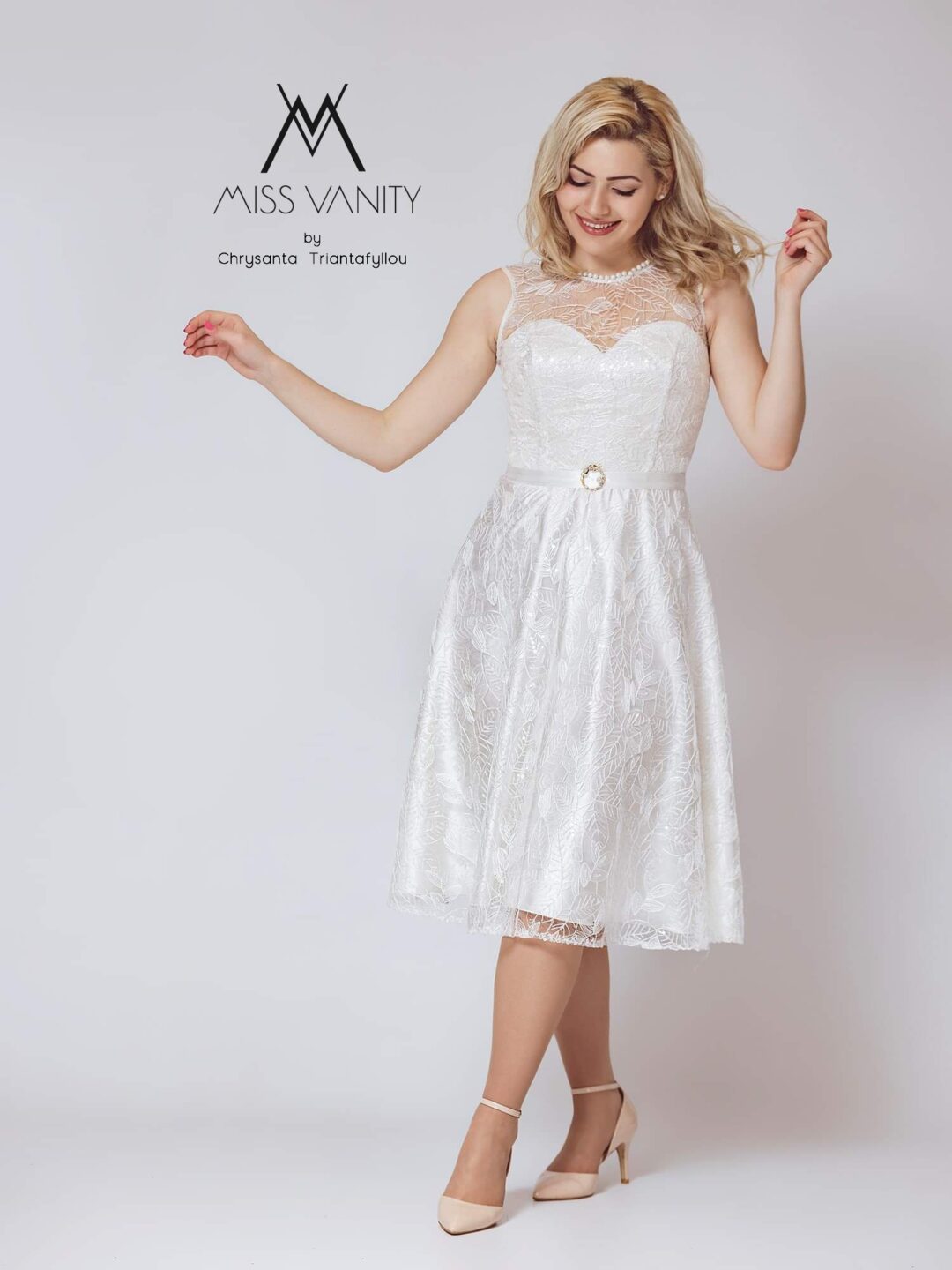 Vintage νυφικό φόρεμα με ανάγλυφη γαλλική δαντέλα. Σε midi γραμμή με διαφάνεια στην πλάτη και το μπούστο. Κανονική εφαρμογή.  Ιδανικό για πολιτικό γάμο αλλά και σε εκκλησία!