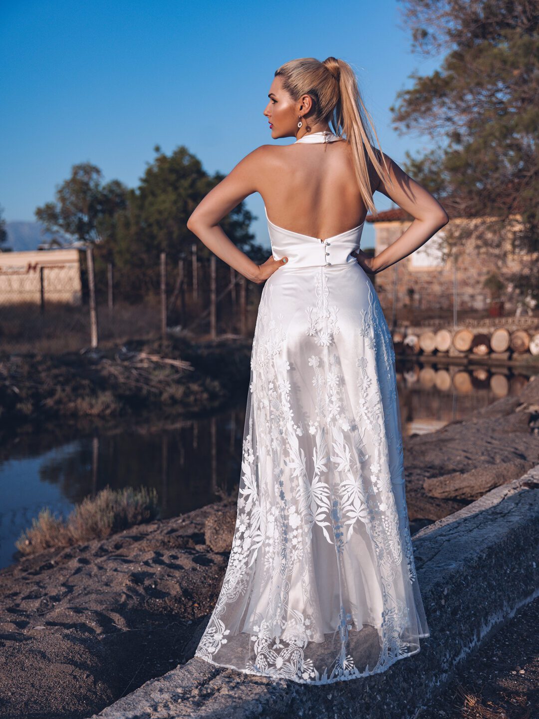 Σατέν νυφικό με κεντημένη δαντέλα στη φούστα και έξω πλάτη