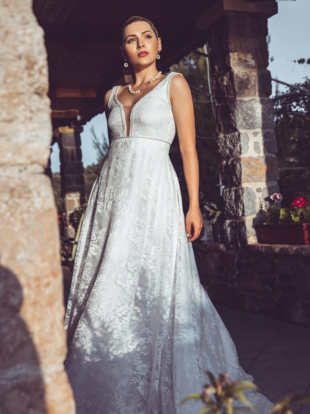 Νυφικό με κεντημένη δαντέλα και ανοιχτή πλάτη