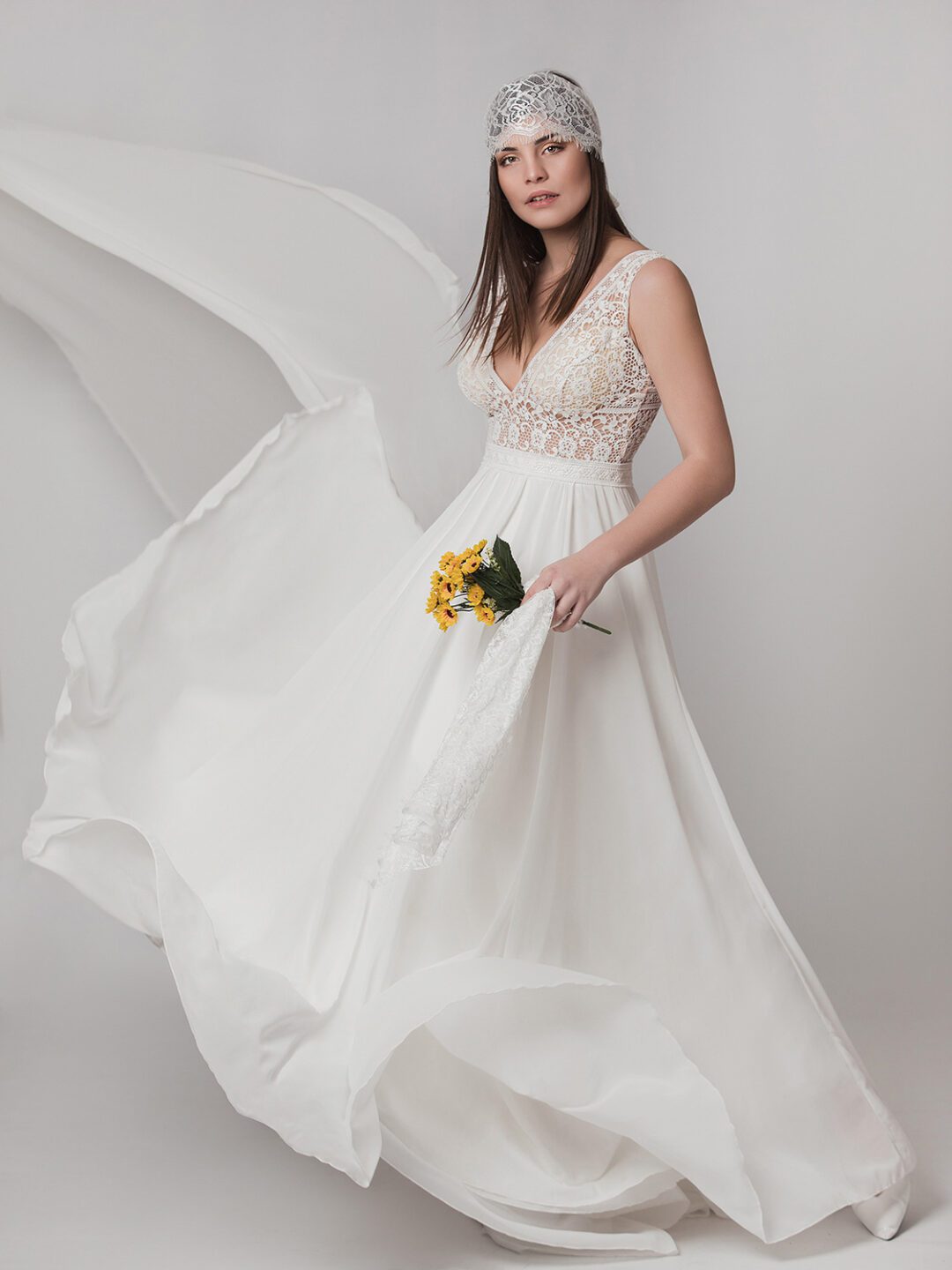Νυφικό φόρεμα σε άλφα γραμμή με αέρινη μεταξωτή μουσελίνα και γαλλική δαντέλα