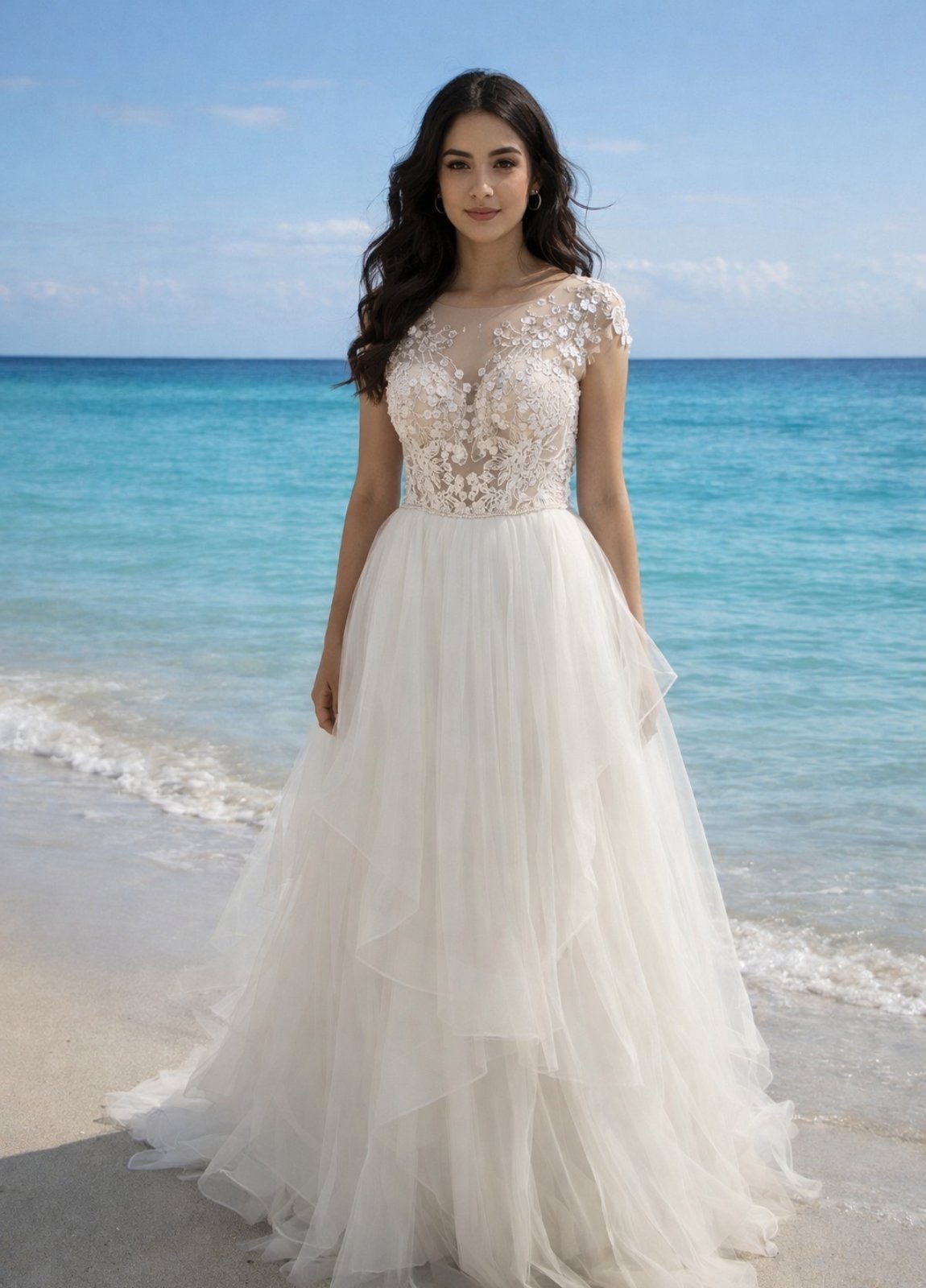 Ρομαντικό, διαχρονικό νυφικό με ημιδιάφανο μπούστο διακοσμημένο με πλούσια δαντέλα και ανάγλυφα floral μοτίβα.