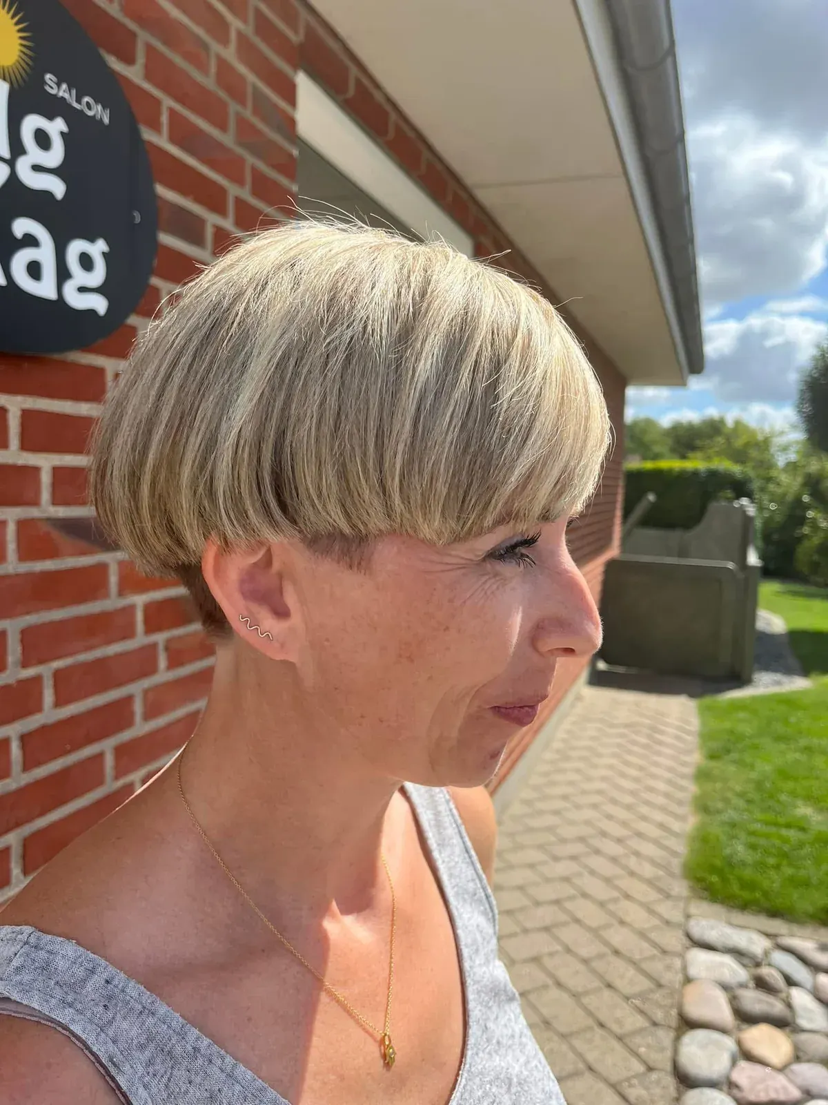 Efter billede af kvinde med kort dameklip og lys farve
