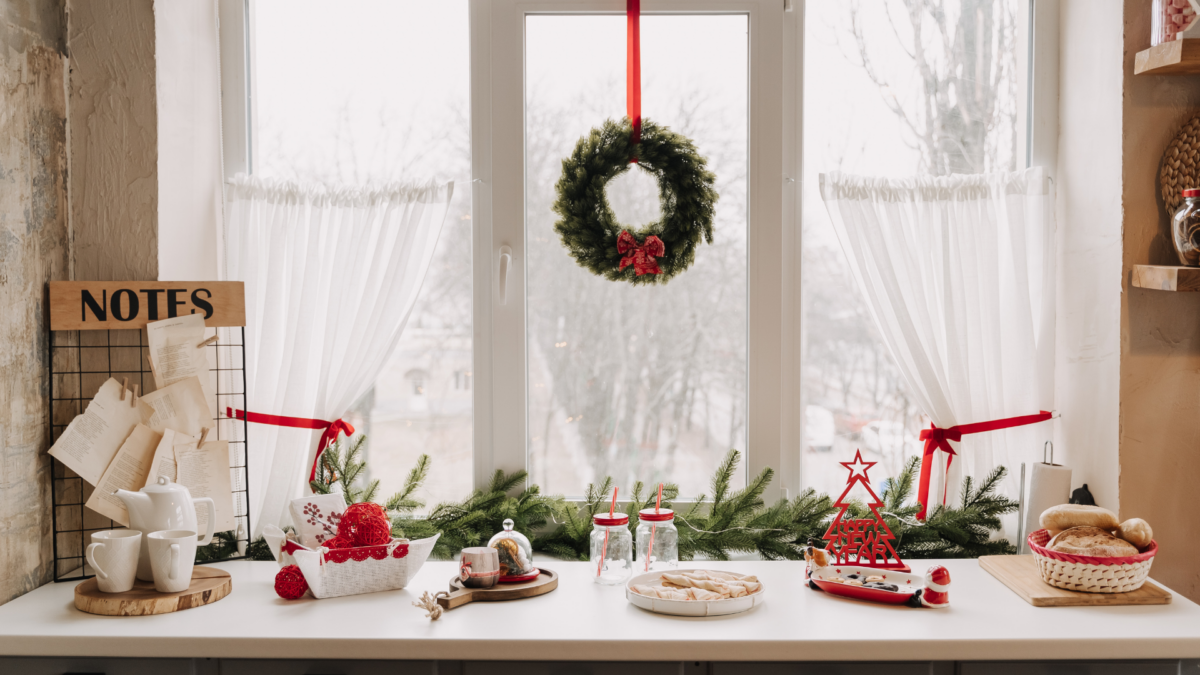 https://sp-ao.shortpixel.ai/client/to_webp,q_lossless,ret_img,w_1200,h_675/https://unclutteredsimplicity.com/wp-content/uploads/2020/10/Kitchen-Christmas-Ready-1-1200x675.png