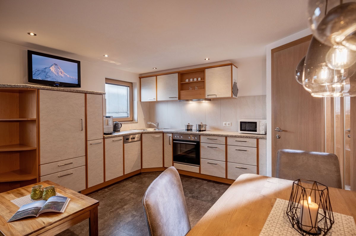 Hof_Neuhaus_Burgstell_350_Mayrhofen_12_2025_Appartement_Lorena_Kueche