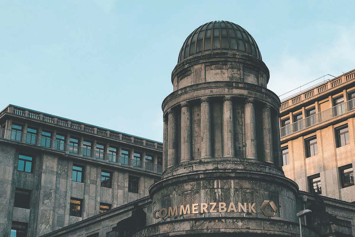 Historisches Commerzbank-Gebäude mit Kuppel und Schriftzug.
