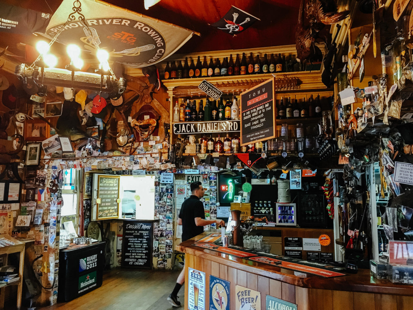 Innenraum eines Pubs mit vielen Gegenständen an der Wand