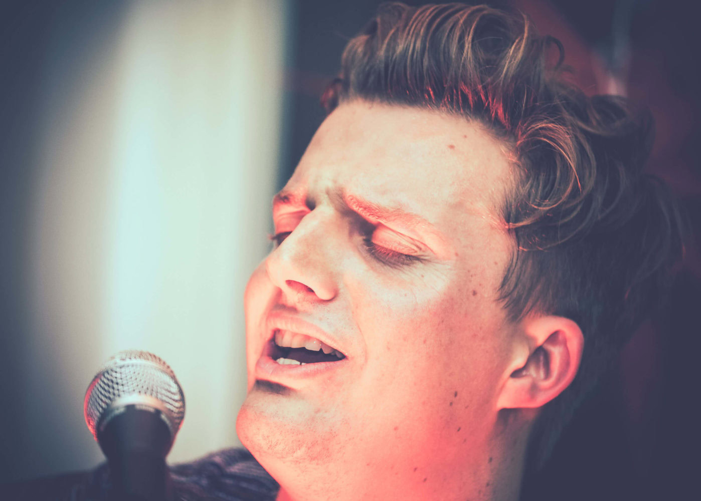 Gerog Latz singt am Mikrofon