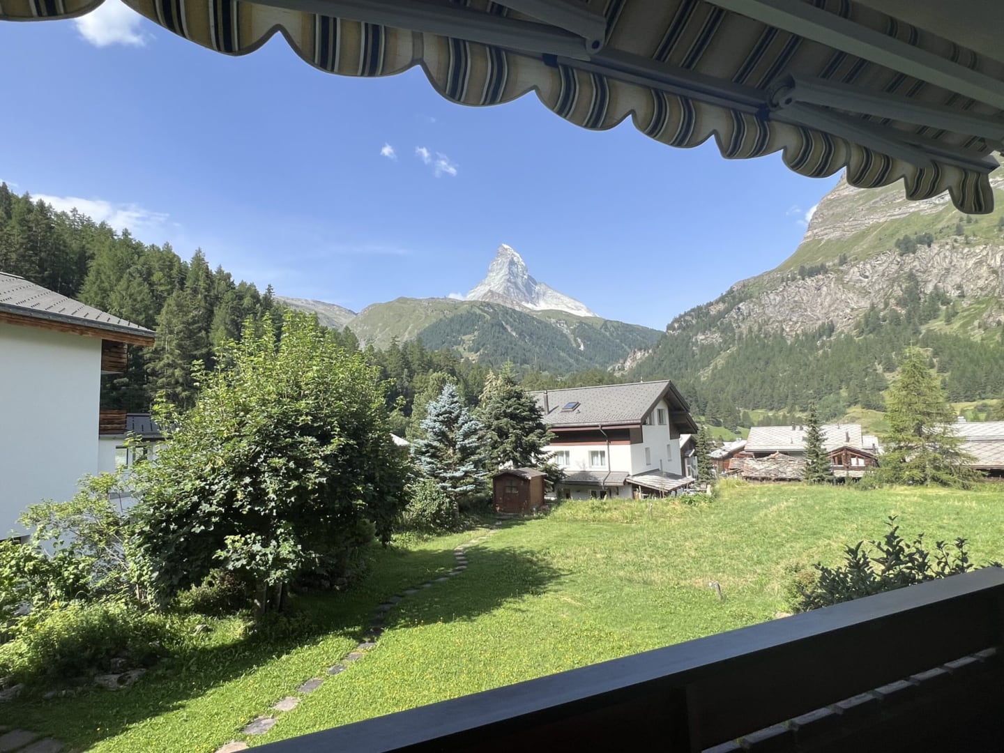 Blick von der 2 Zimmer Wohnung im im Haus Vira Sommer auf das Matterhorn