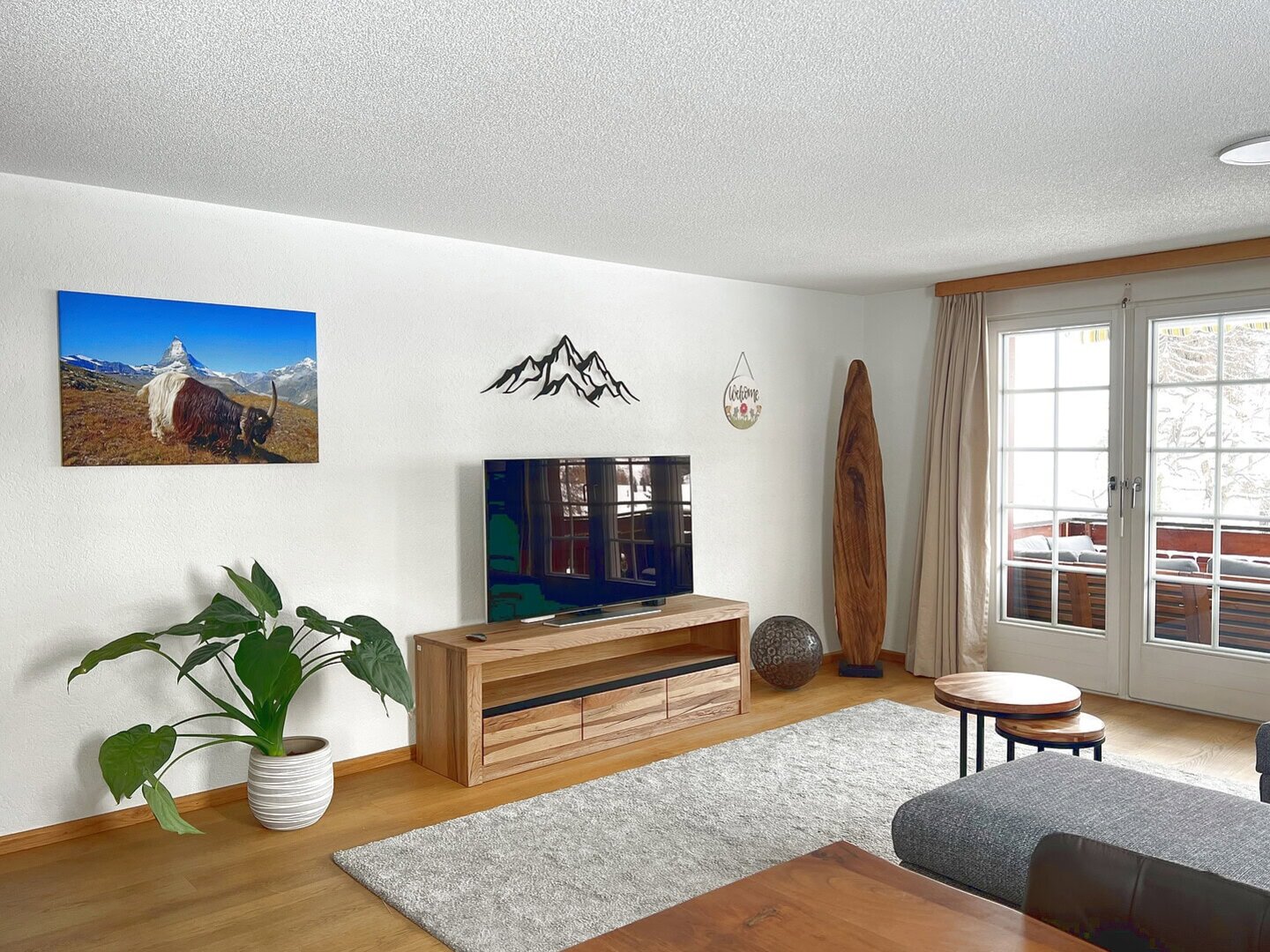 Hütte mit Blick auf Berge und Natur, modernes Ferienapartment in Matterhorn Home, komfortabler Wohnbereich mit Holzdekor, ideal für Winter- und Sommerurlaub in Zermatt.