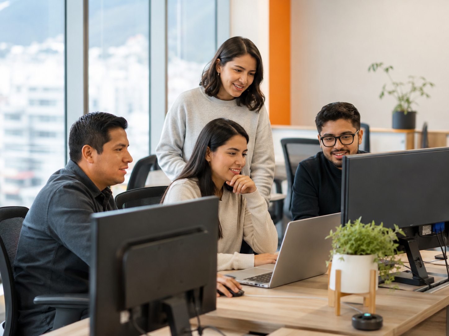 Equipo de desarrolladores de Pegaso Solutions trabajando en Quito