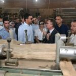 وزير الصناعة يتفقد مصانع الكتان بالغربية ويؤكد.. فرصة الصادرات وتوفير فرص عمل