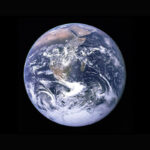 Die Erde im Weltall, mit sichtbaren Kontinenten und Wolkenformationen, aufgenommen aus dem All .