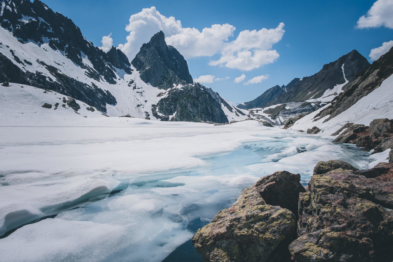 Zugefrorener Lago di Leit mit Eis und Schnee