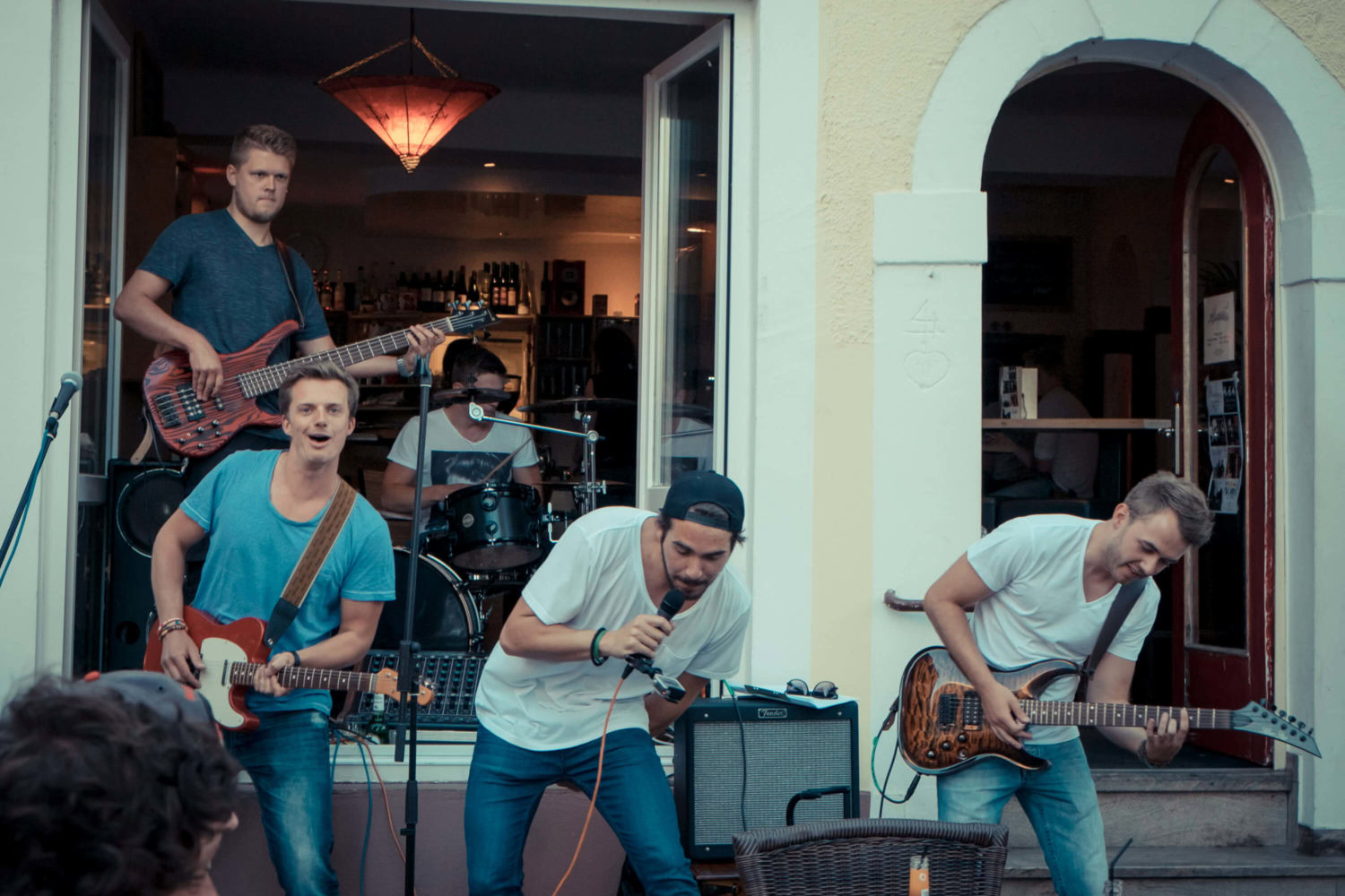 Band Take it baked spielt vor dem Café Akzent