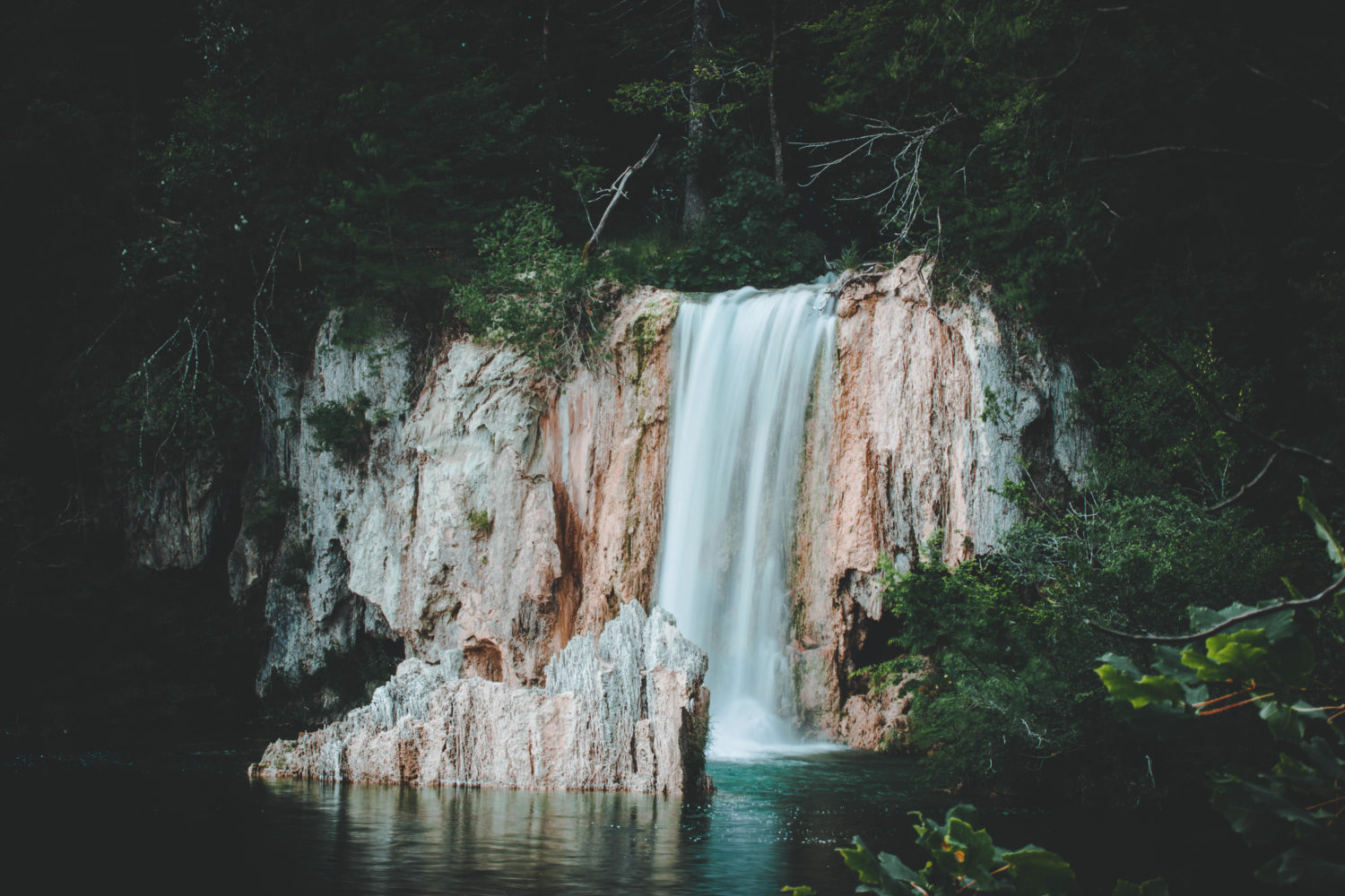 Wasserfall im Nationalpark Plitvicer Seen in Kroatien