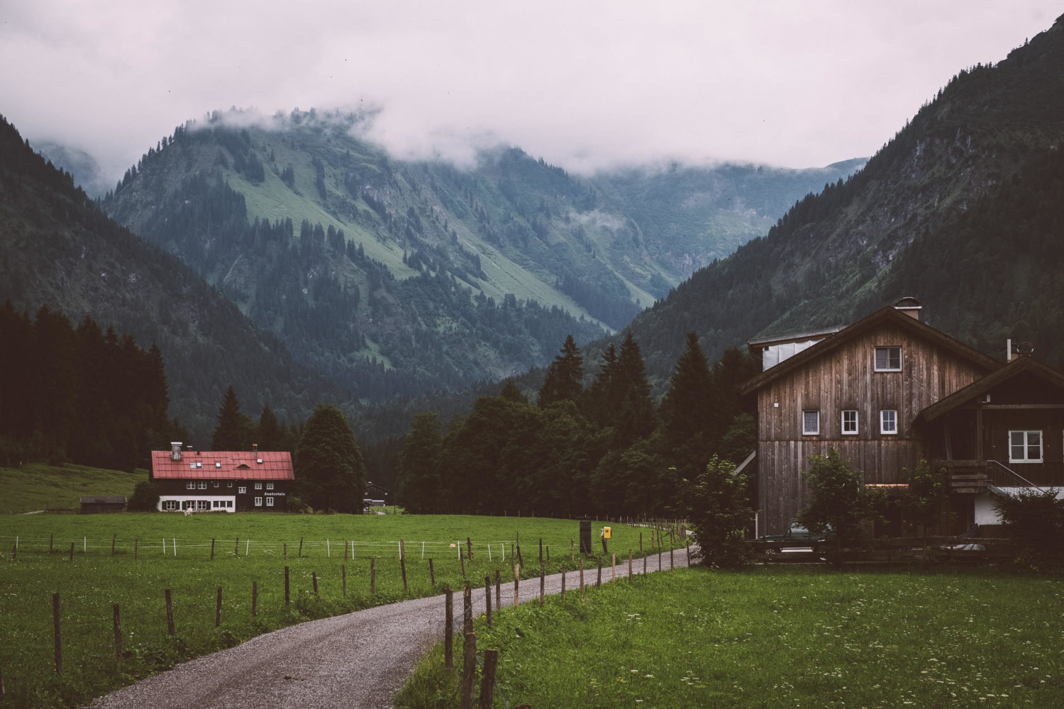 Straße mit Häusern im Tal in Oberstdorf