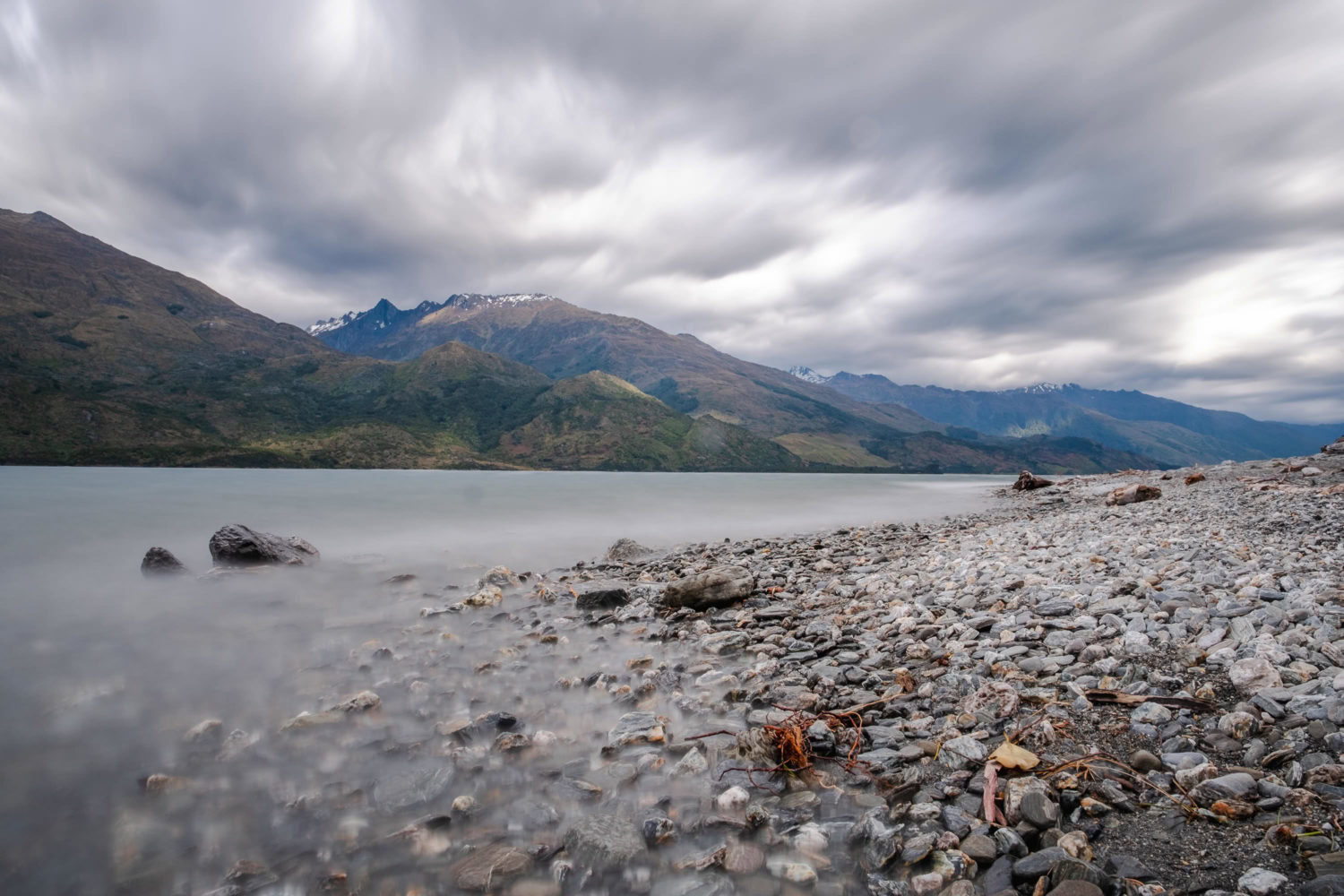 Strand mit Southern Alps im Hintergrund