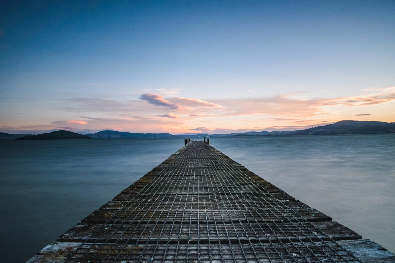 Steg am Lake Rotorua im Abendlicht