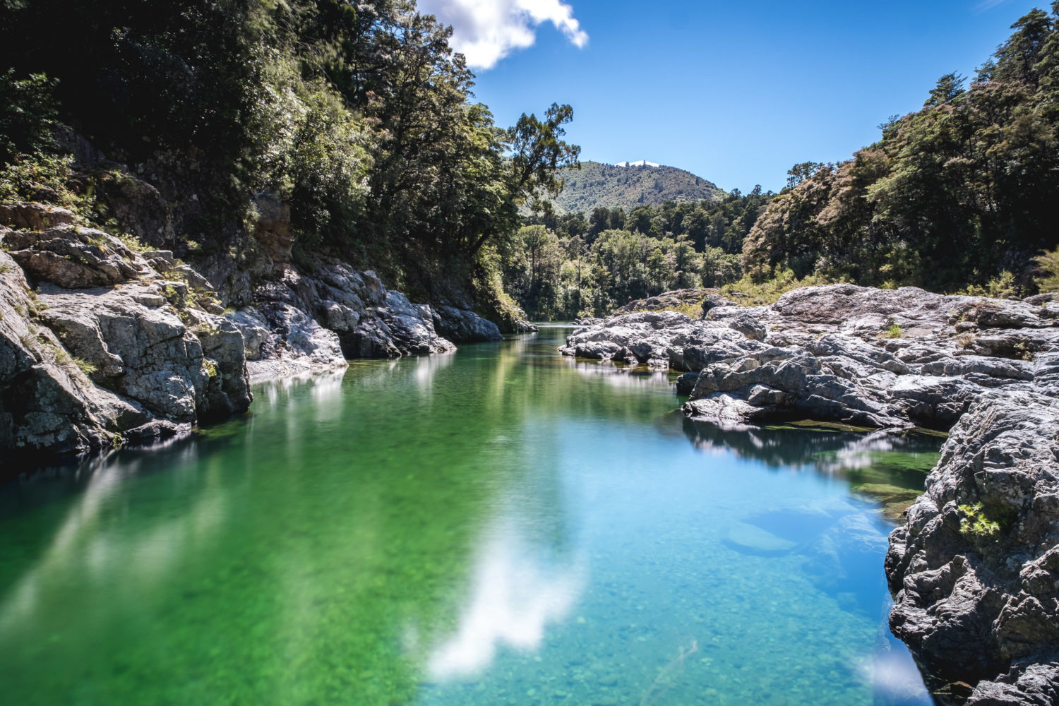 Flusslandschaft mit felsigem Ufer