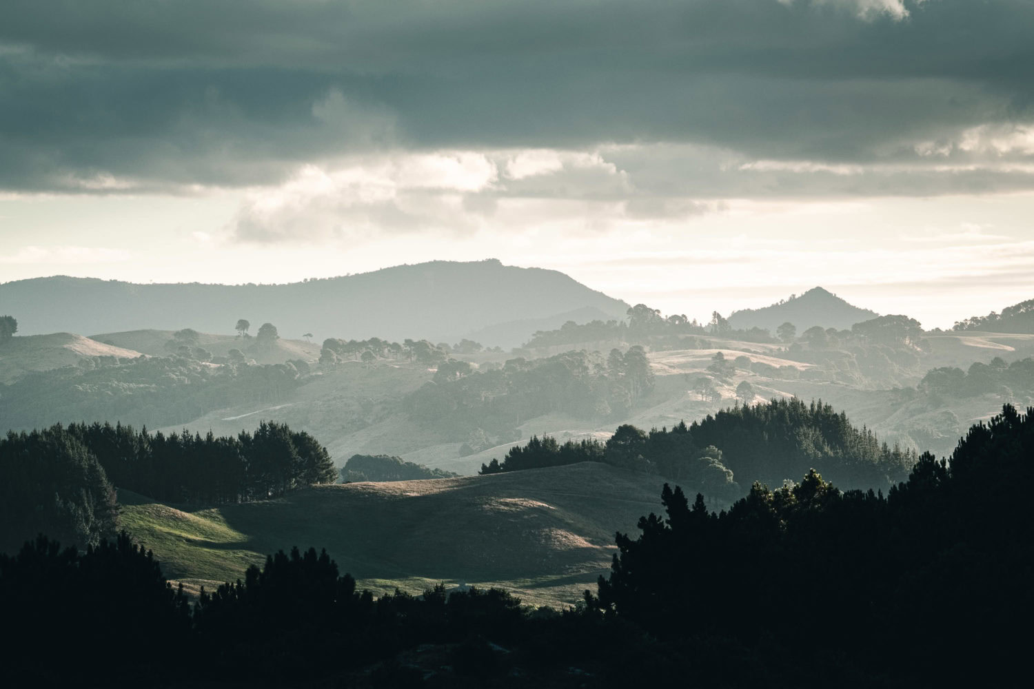 Hügelige Landschaft in diesigem Wetter
