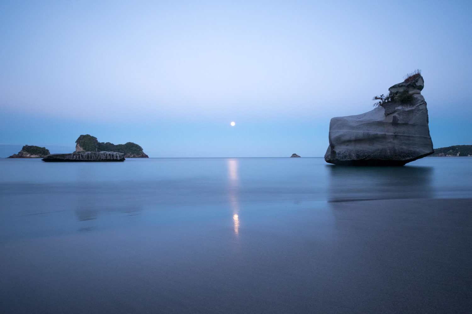 Felsen im Meer am Strand der Cathedral Cove