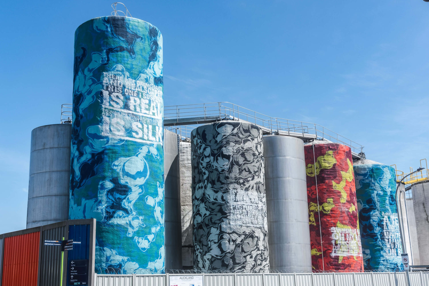 Bunt bemalte Tanks im Hafen in Auckland