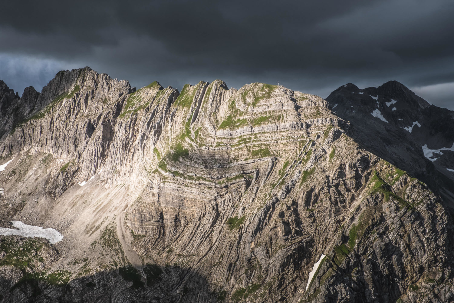 Schroffe Bergkante im Sonnenlicht