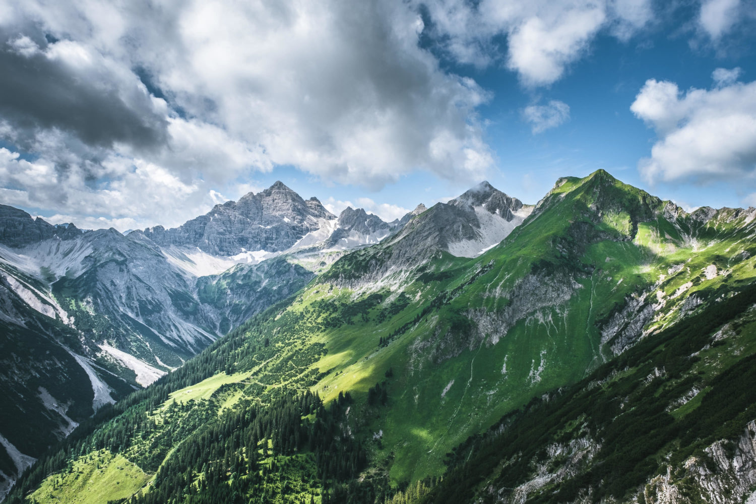 Bergpanorama am Jubiläumsweg in den Alpen