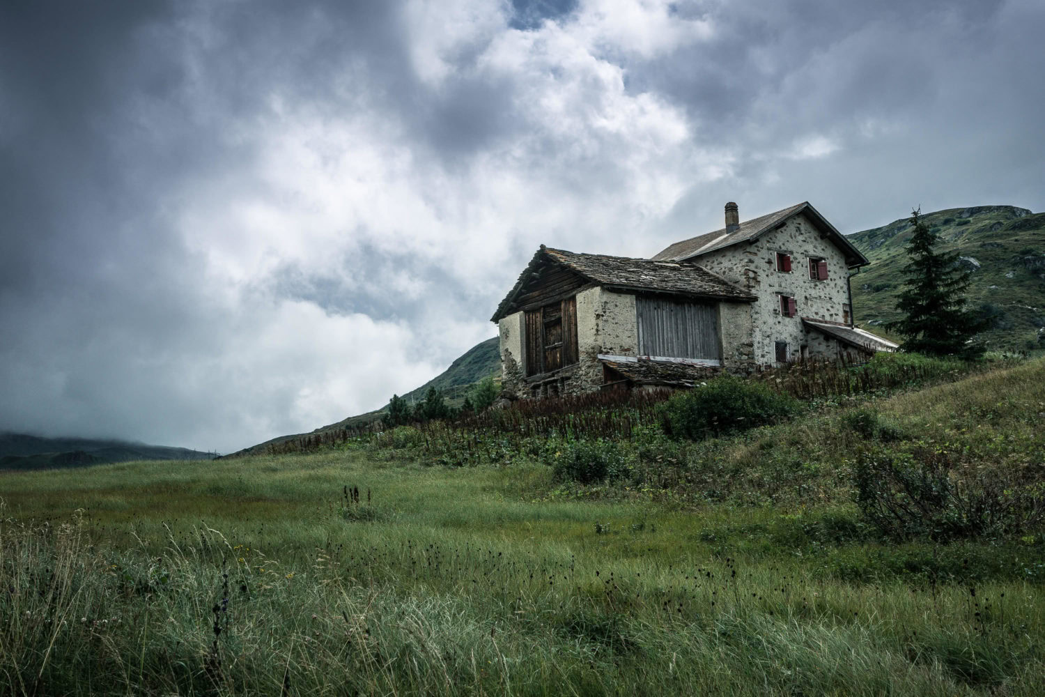 Steinhütte mit Scheune in den Bergen von Bivio
