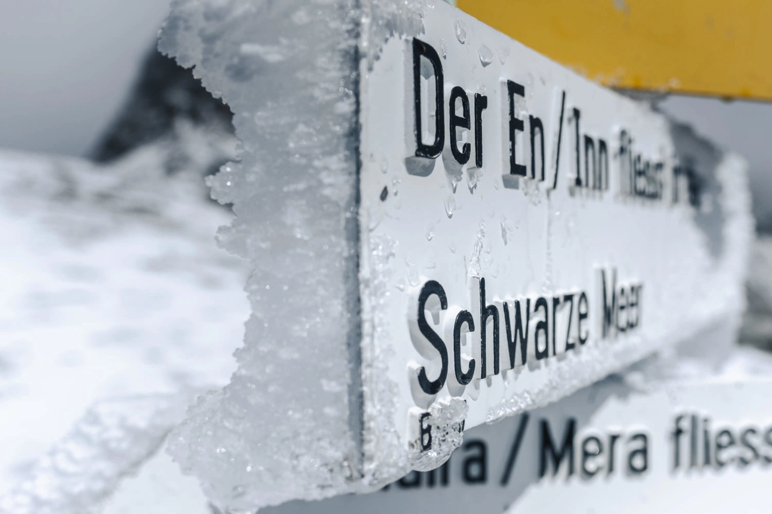Eingefrorener Wegweise in den Alpen
