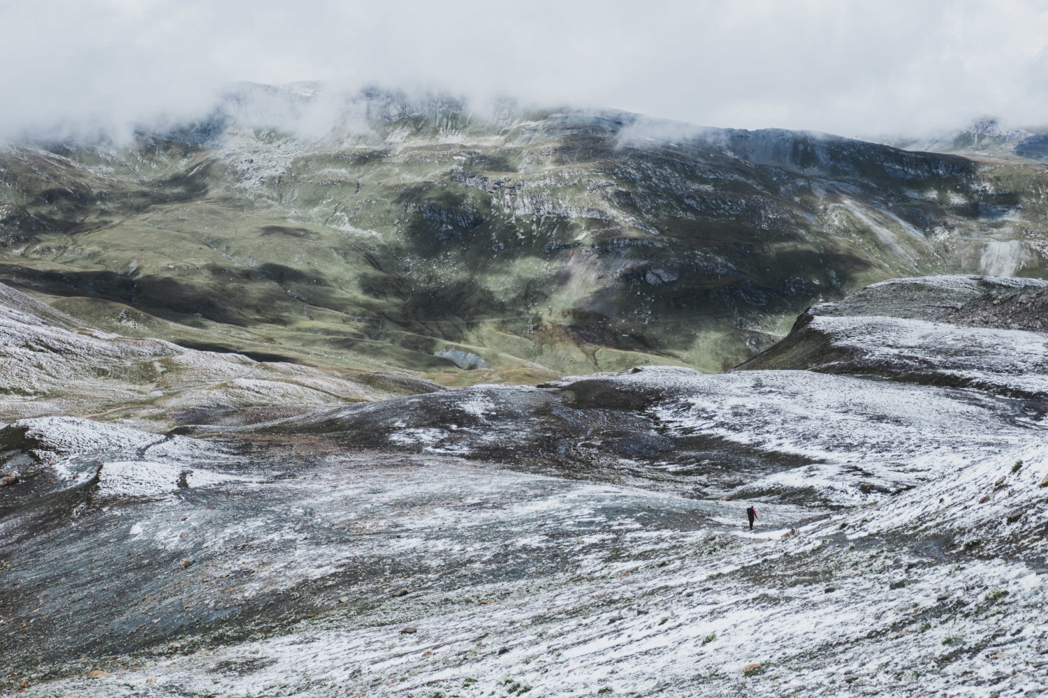 Weiträumige schneebedeckte Landschaft