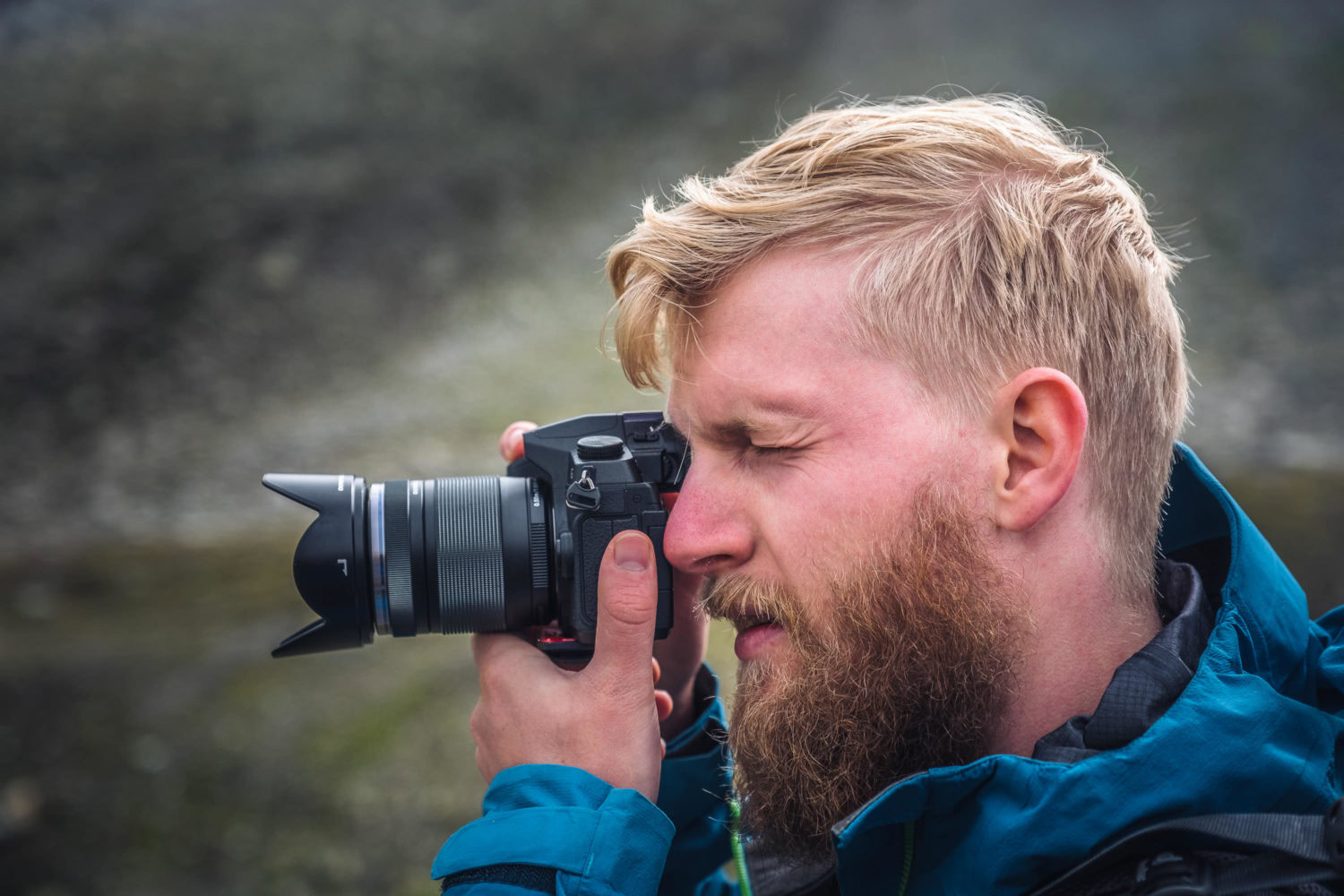 Fotograf mit Kamera von Panaosnic beim Fotografieren