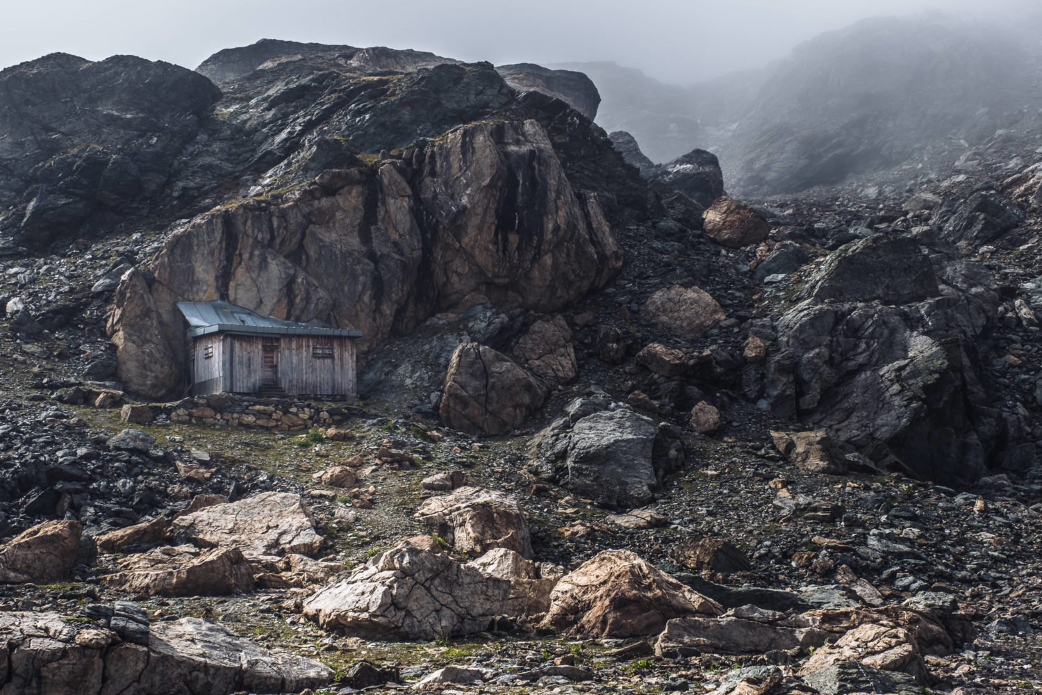 Hütte in felsiger Landschaft