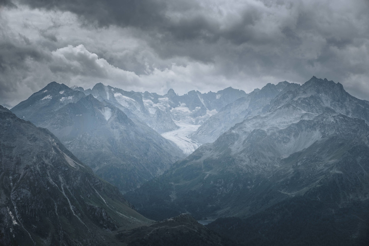 Blick auf Gletscher mit umgebenden Gipfeln