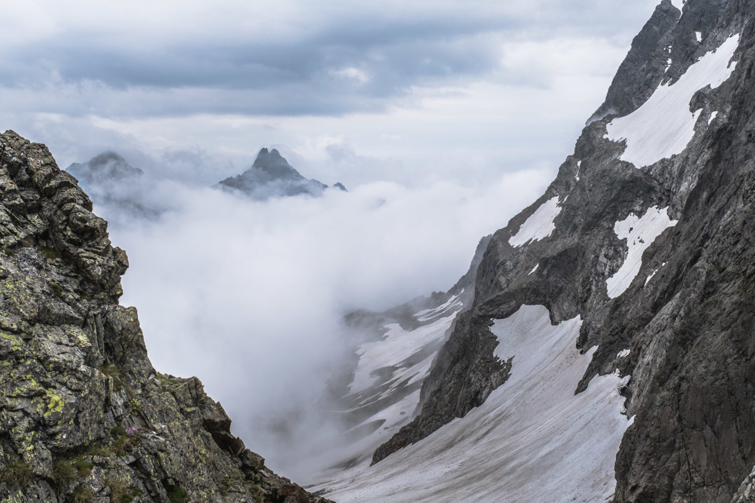 Spitze der Saumspitze zwischen tief hängenden Wolken