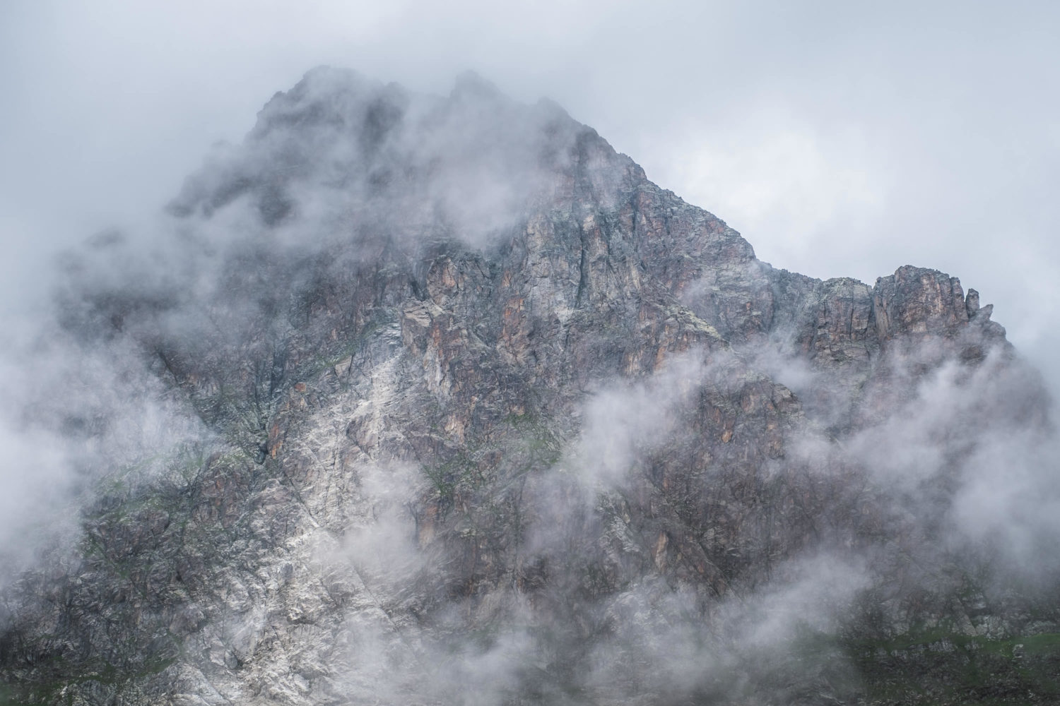 Faselfadspitze zwischen Wolken