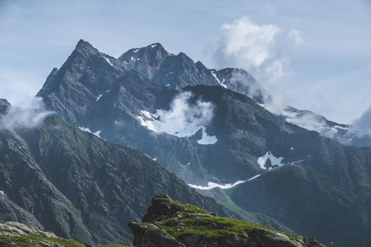 Altschnee und schroffe Felskanten