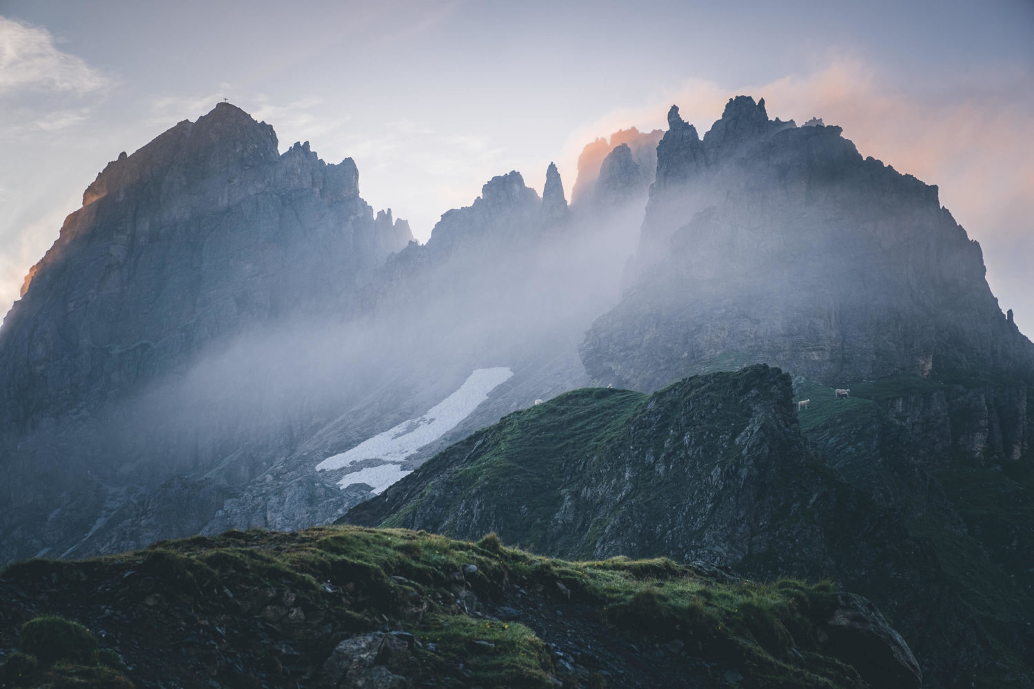 Kalkwand zum Sonnenaufgang mit Nebel davor