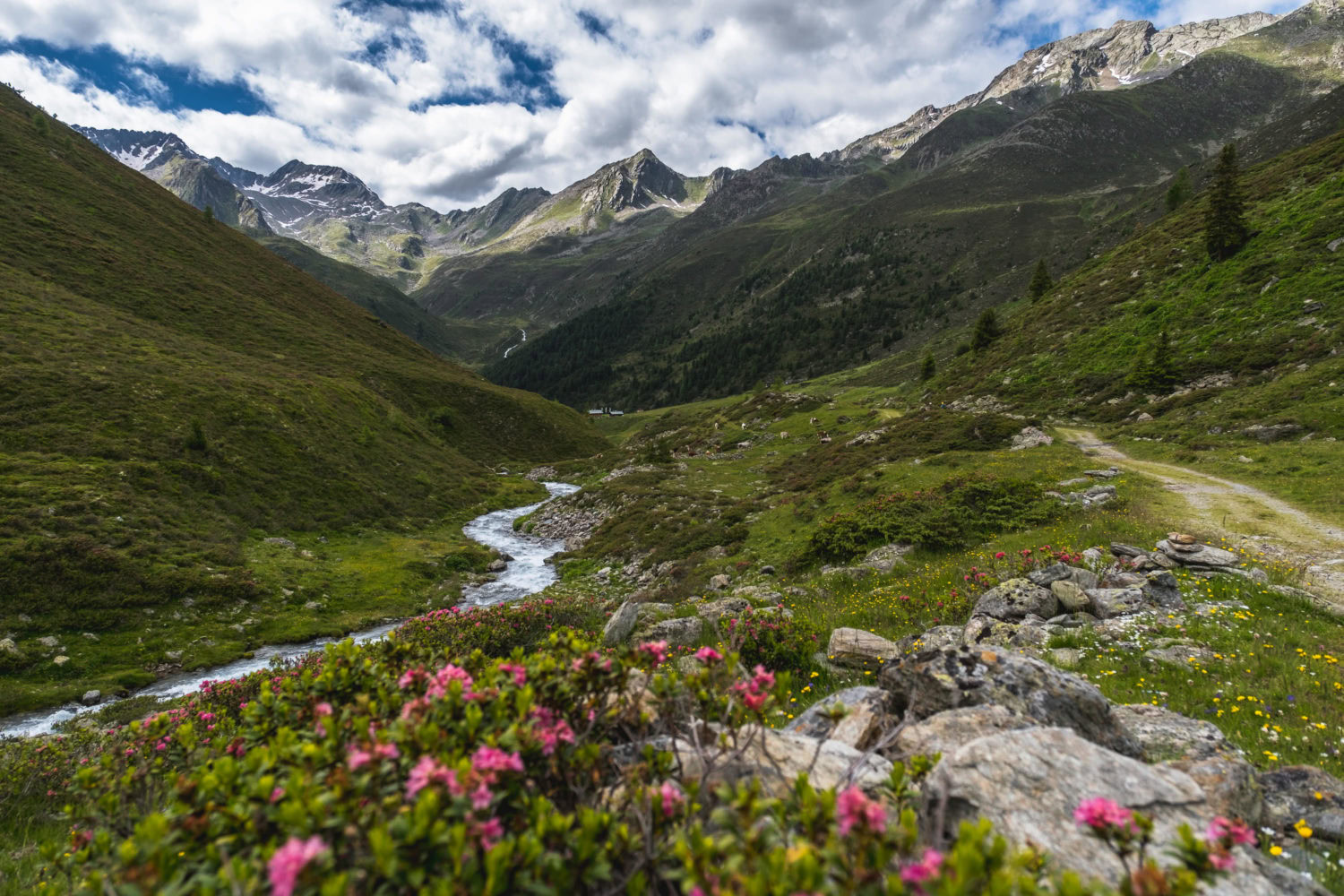 Fluss und Wanderweg durch Berglandschaft auf der Sellrainer Hüttenrunde