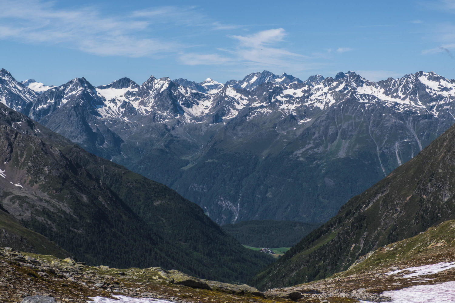 Bergkette mit vereinzeltem Schnee