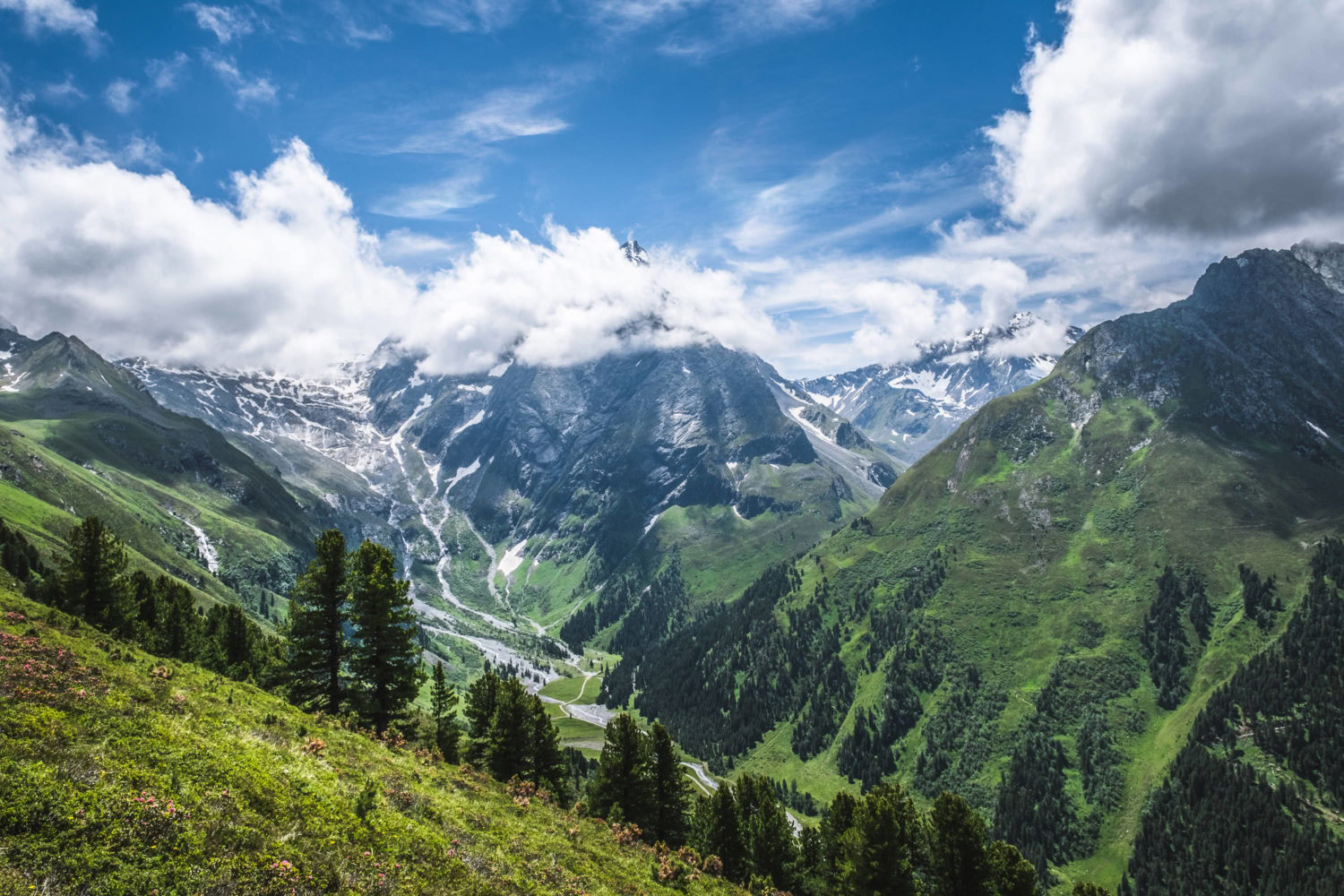 Gletscherflüsse, Wald und Berge