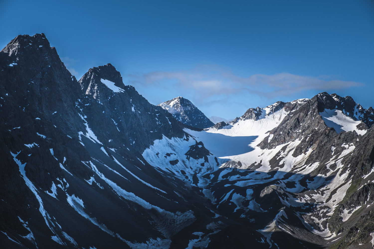 Schneebedeckte und karge Gebirgshänge