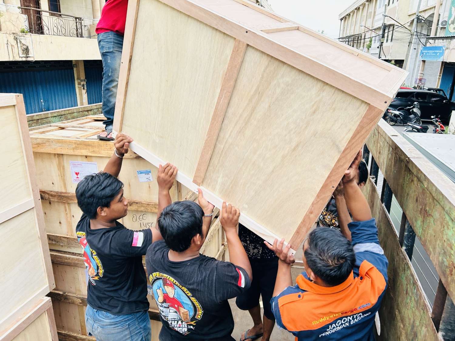  Kegiatan pengiriman dalam sistem ekspedisi surabaya ke pontianak