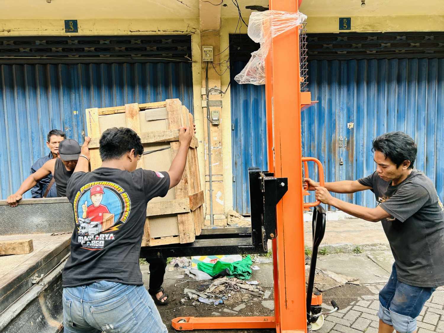 Proses distribusi barang dalam layanan ekspedisi surabaya pontianak terbaik 