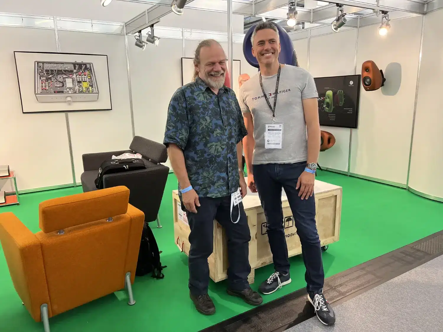 Laurence DICKIE (B&W > Vivid Audio) et moi (Jean-François ORTH de 1877)