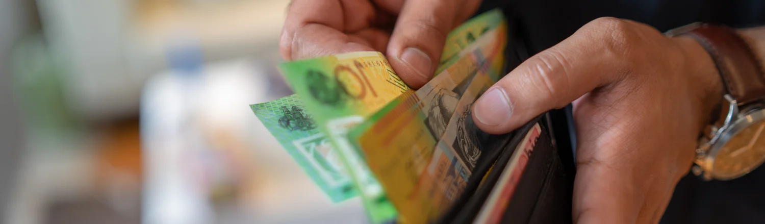 A male taking money out of the wallet | Advivo