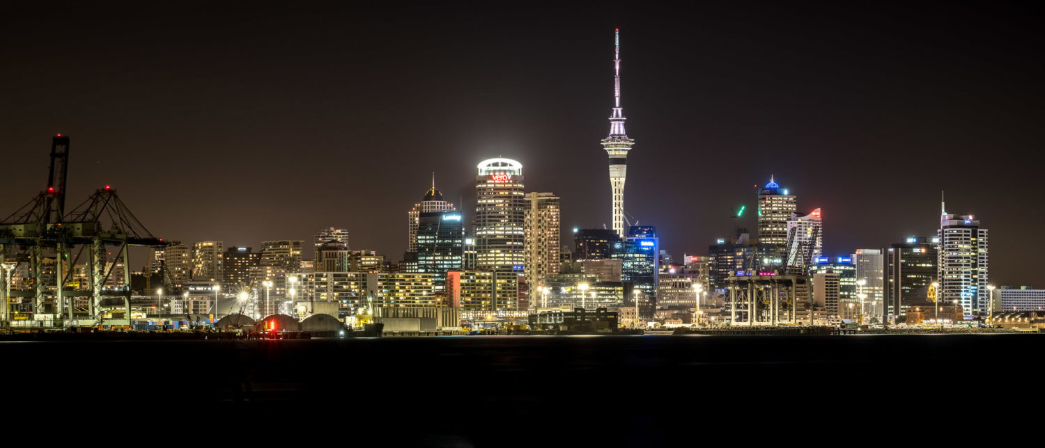 Nachtaufnahme der Skyline von Auckland