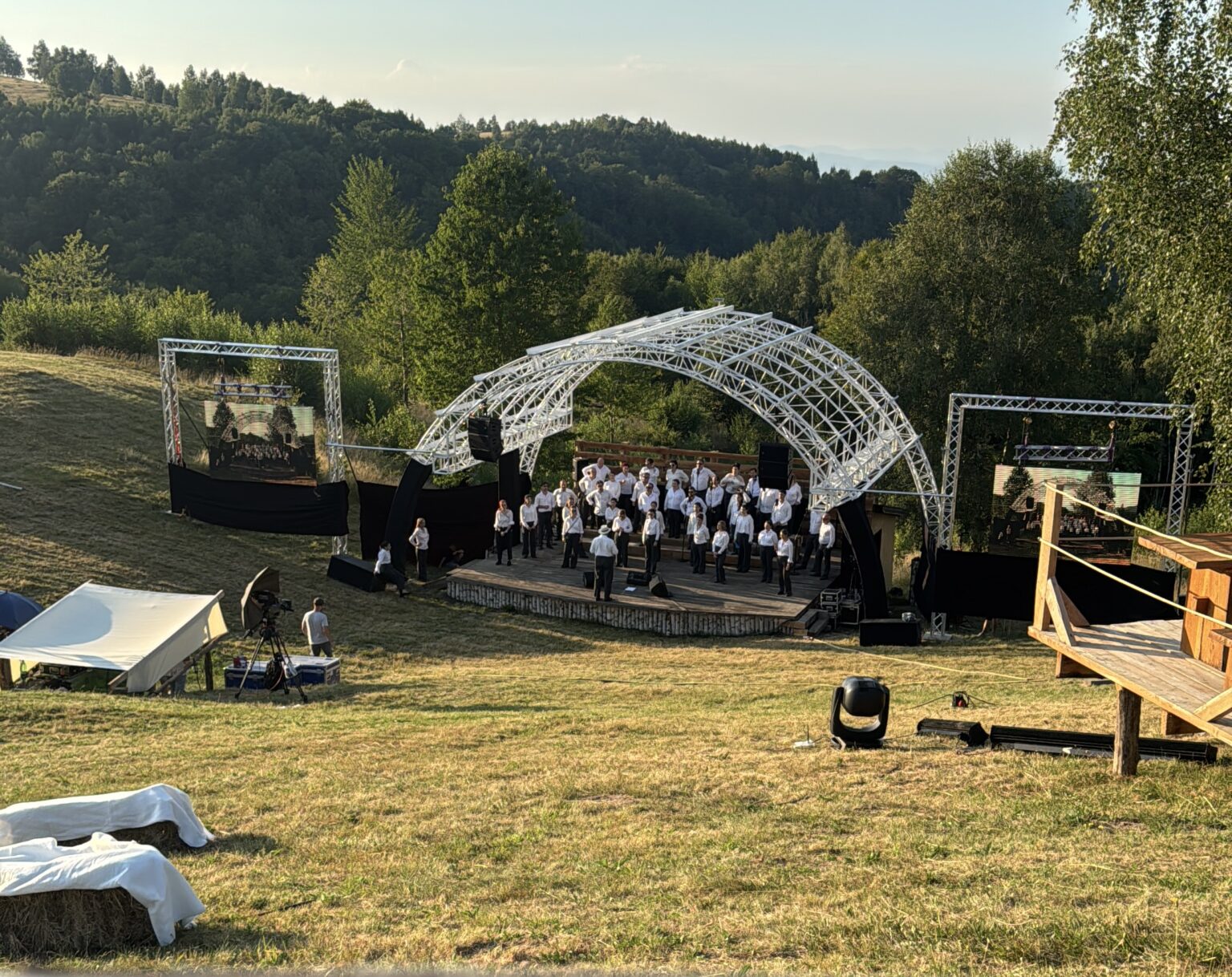 Scenă de spectacol în aer liber, pregătită cu ecrane LED de exterior