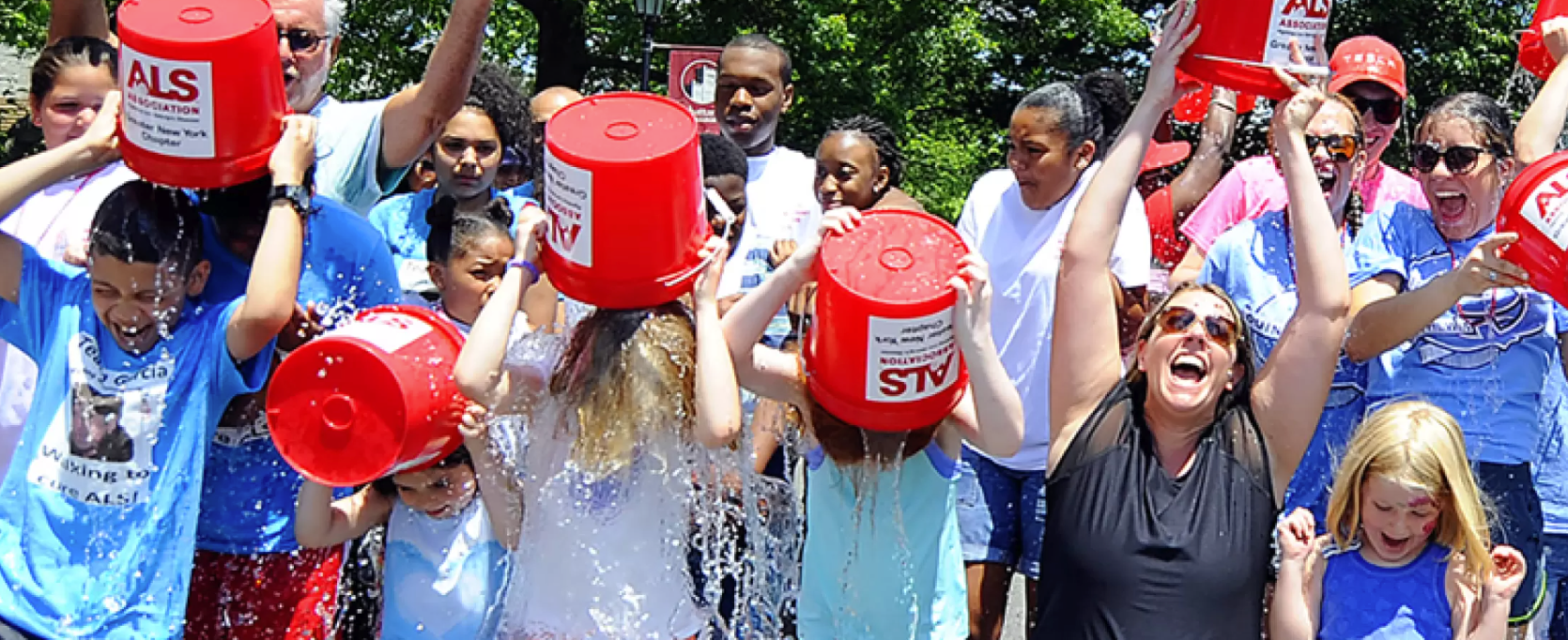 Image of people doing the ALS ice bucket challenge
