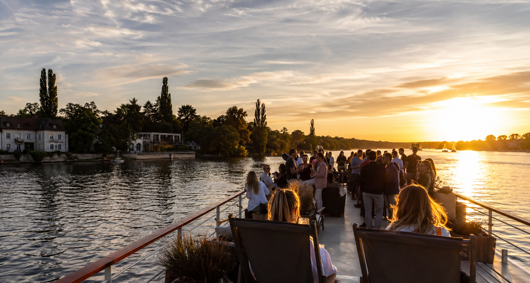 Sundowner-Party auf einem Schiff in Potsdam im Sommer mit Blick auf die Havel, Abendsonne, Wasser und entspannte Gäste an Deck
